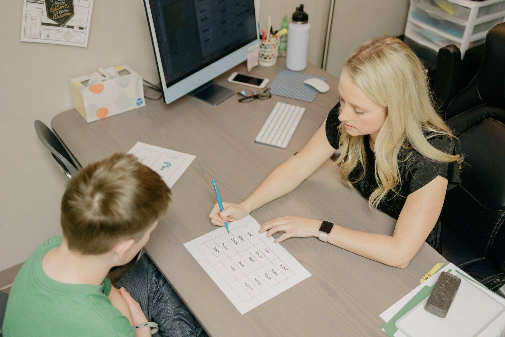 speech language pathologist supports student with executive functioning