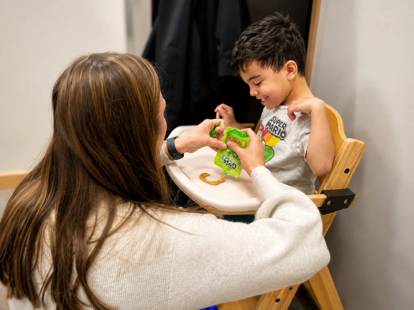 picky-eater-or-feeding-disorder-what-parents-need-to-know ETLC feeding therapist working with a toddler in a high chair during a feeding therapy session